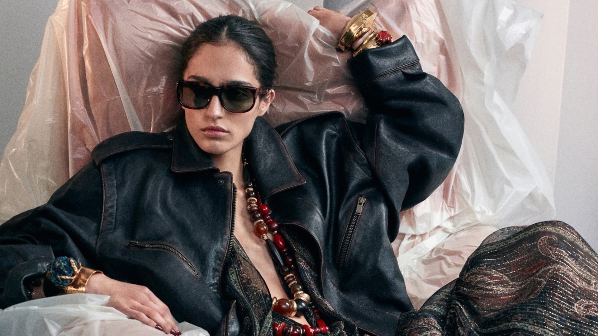 Saint Laurent gözlüklerinin gizemli ve karanlık estetiği